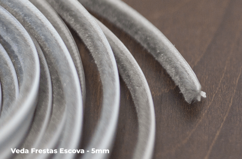 veda_frestas_escova_5x7mm_5m_comfortdoor_7608810