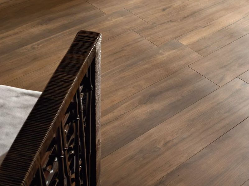 porcelanato_a_retificado_canela_dourada_20x120_portobello_marrom_ext__202396E_9319460